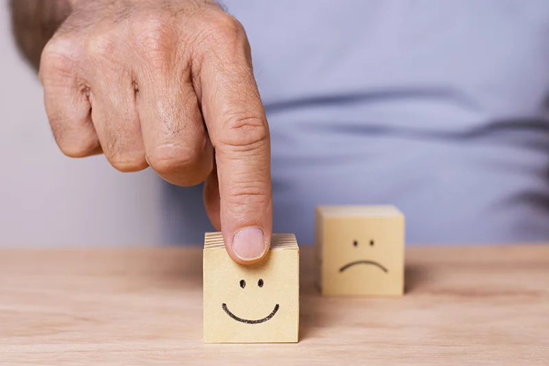 Un stagiaire montre du doigt un domino qui symbolise la qualité de vie au travail, la joie, le bien-être